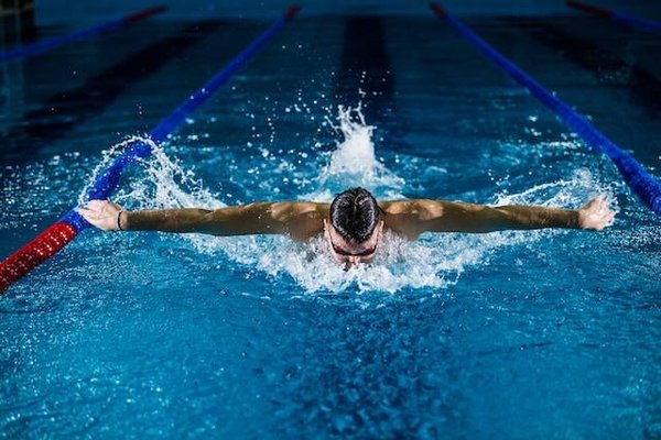 Comment les programmes d'entraînement sportif mènent à la réussite : exemples et témoignages inspirants